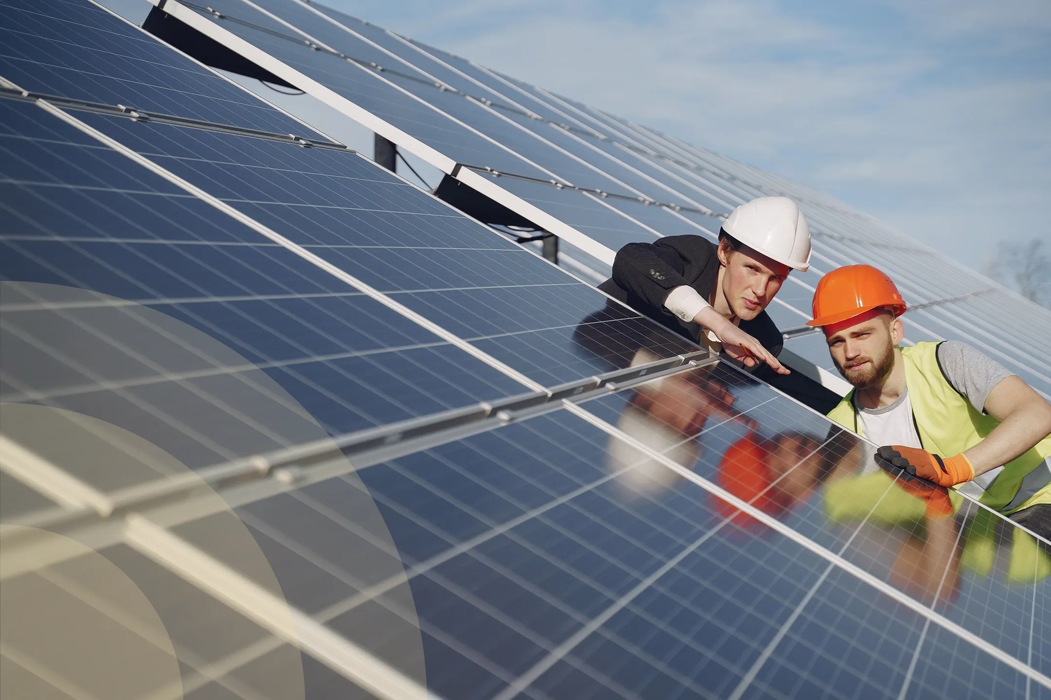 Equipo inspeccionando paneles solares